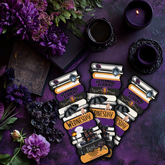 Marque - page découpé Wednesday Addams – Pile de livres gothique - La Papet' Littéraire