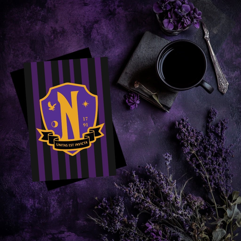 Affiche & Carte Wednesday Addams – Blason Nevermore Academy - La Papet' Littéraire