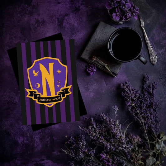 Affiche & Carte Wednesday Addams – Blason Nevermore Academy - La Papet' Littéraire
