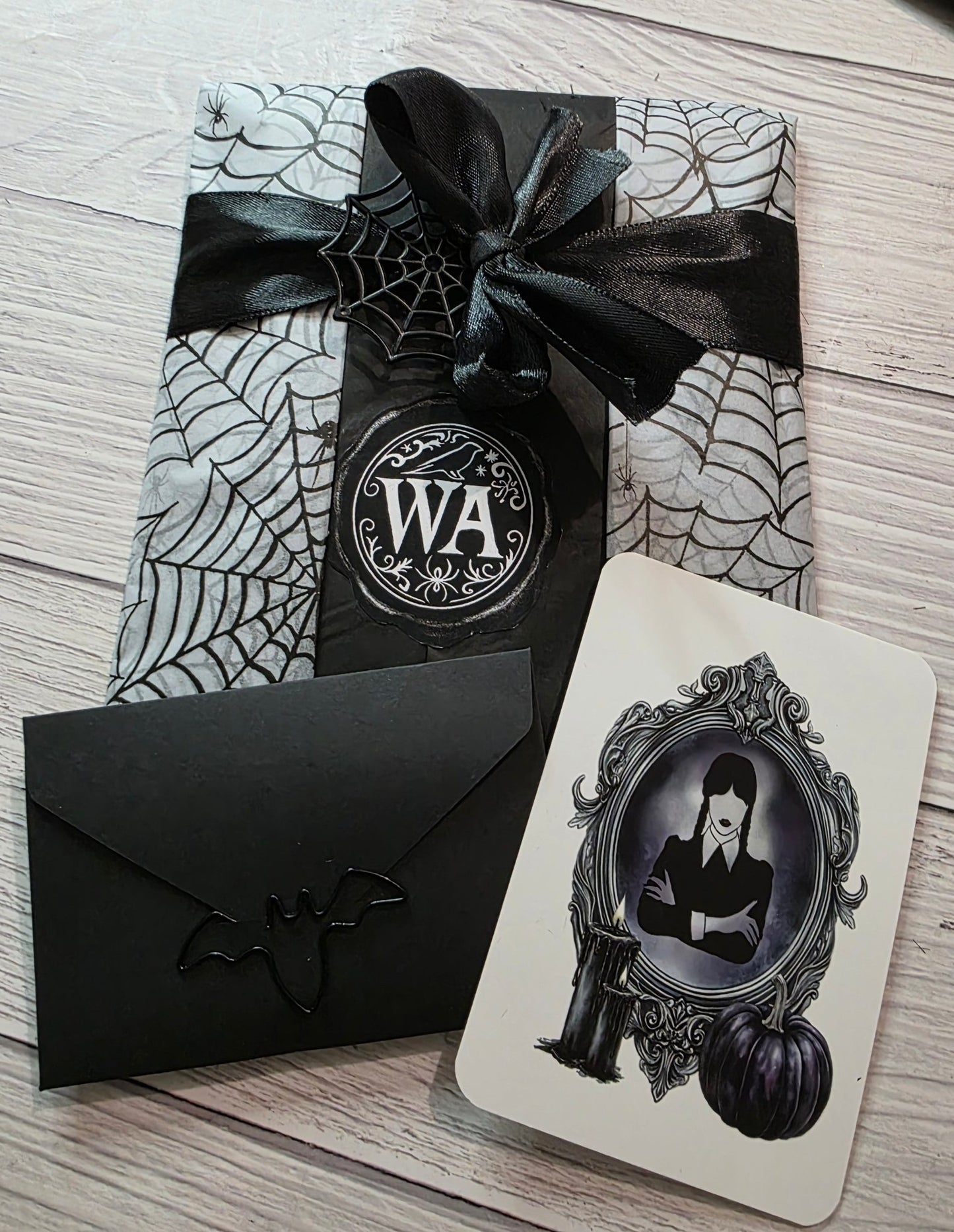 Pack Collector Wednesday Addams –7 marque - pages + 3 cartes + affiche A5 - La Papet' Littéraire