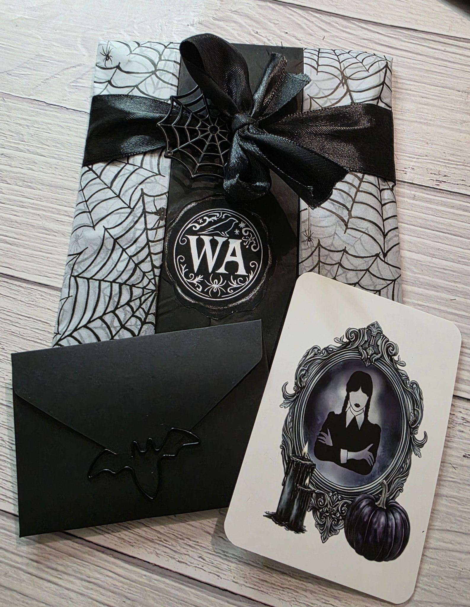 Pack Collector Wednesday Addams –7 marque - pages + 3 cartes + affiche A5 - La Papet' Littéraire