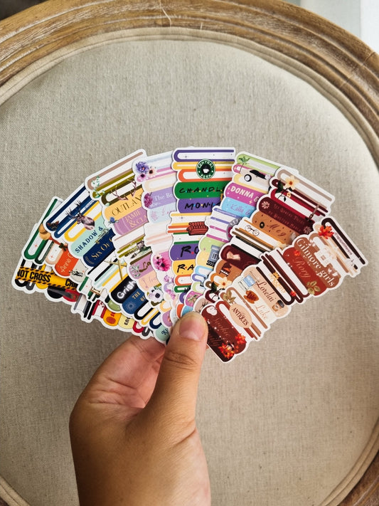 Stickers Piles de livres : Bridgerton, Anne de Green Gables, Outlander, Gilmore Girls, Friends - La Papet' Littéraire