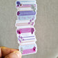 Stickers Piles de livres : Bridgerton, Anne de Green Gables, Outlander, Gilmore Girls, Friends - La Papet' Littéraire